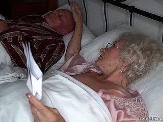 おばあちゃんノーマは若い熱い血恋人と彼女の夫に浮気されました