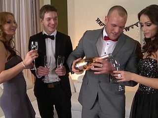 Романтическое свидание закончилось групповым сексом