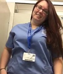 彼女のピアス乳首を示すナース